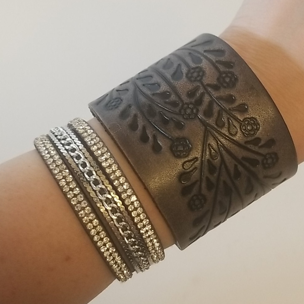 EUC Women's Cuff Bracelet Set